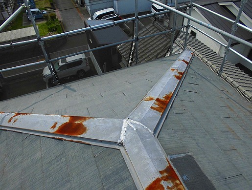 加古川市の屋根の錆びた棟板金